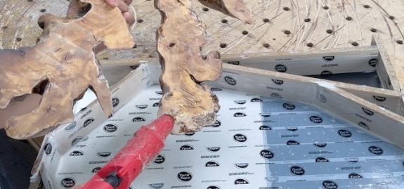 making a blue coral leaf made with deep pour epoxy resin and olivewood