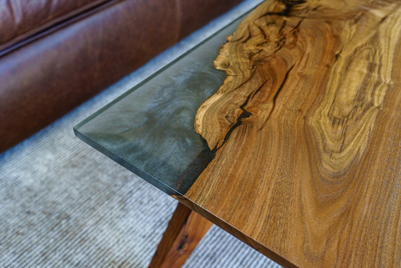 a corner of Epoxy Resin Table made with walnut and epoxy resin